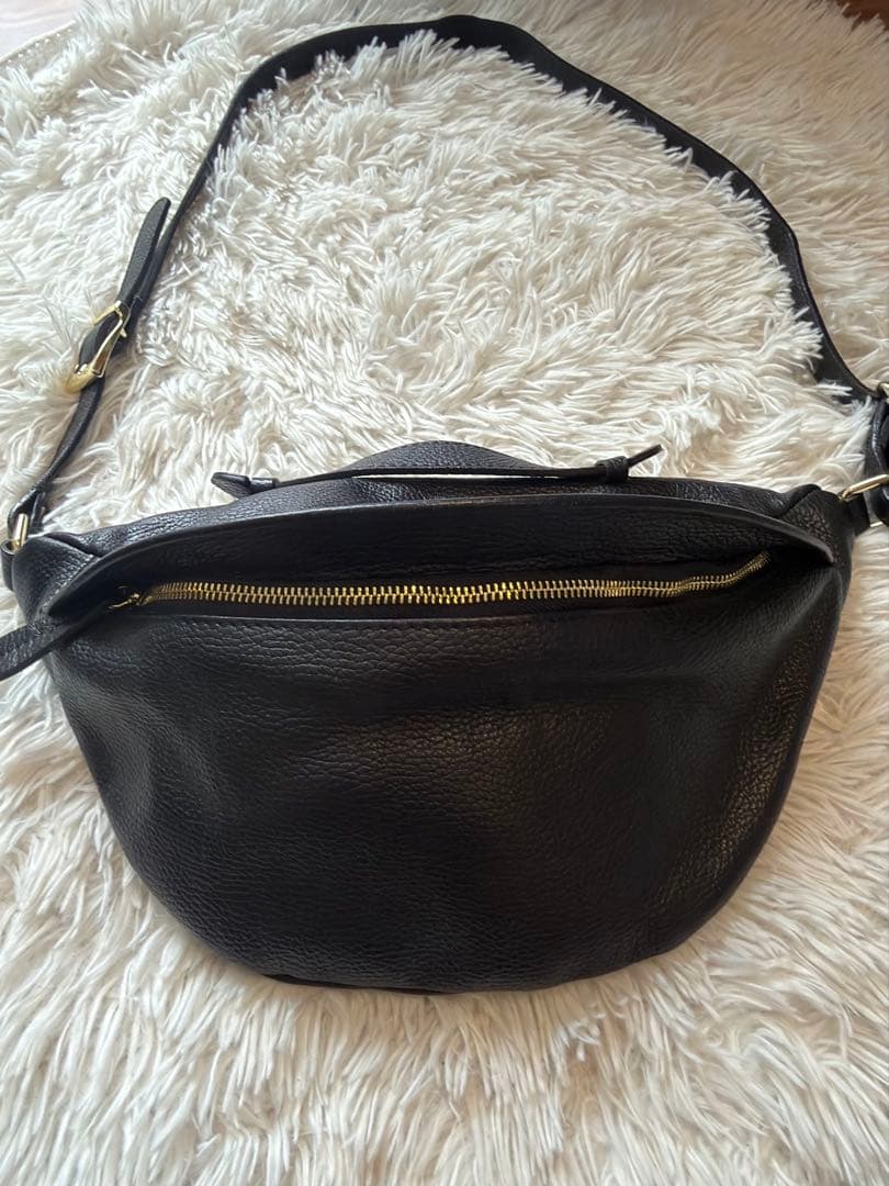 【美品】AULENTTI 黒 レザー ボディバッグ