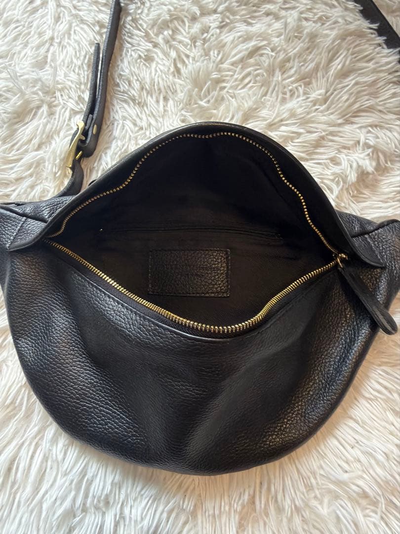 【美品】AULENTTI 黒 レザー ボディバッグ