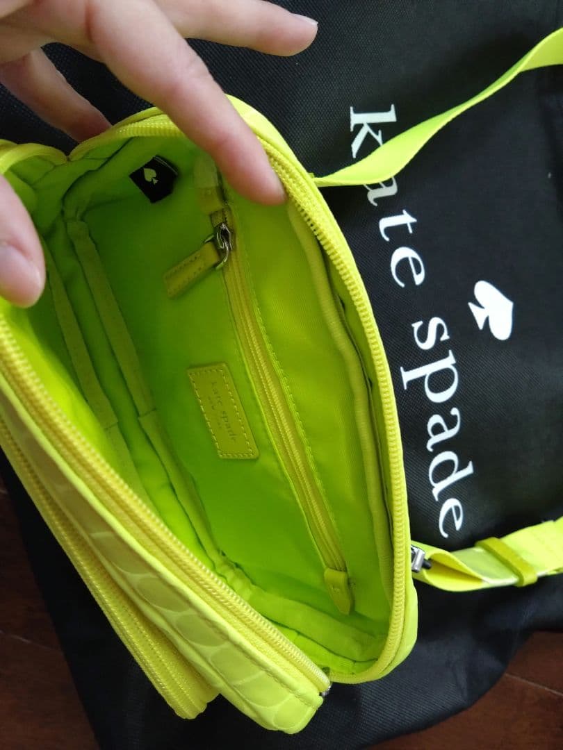 kate spade 新品ボディバッグ ネオンイエロー