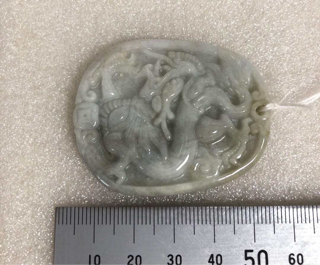 翡翠　龍　彫刻　根付　ペンダント　置物