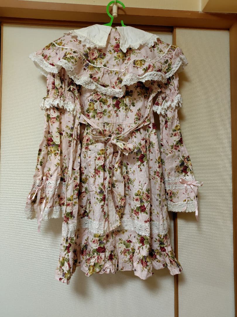 花柄フリル付き長袖ワンピース