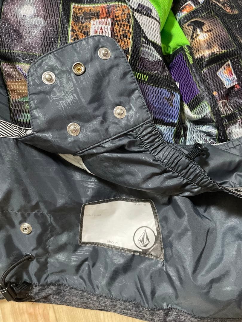 極美品VOLCOM グレーのスノーボードウェア（フード付き）L