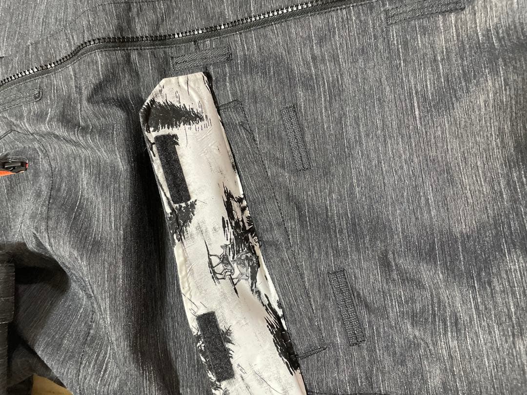 極美品VOLCOM グレーのスノーボードウェア（フード付き）L