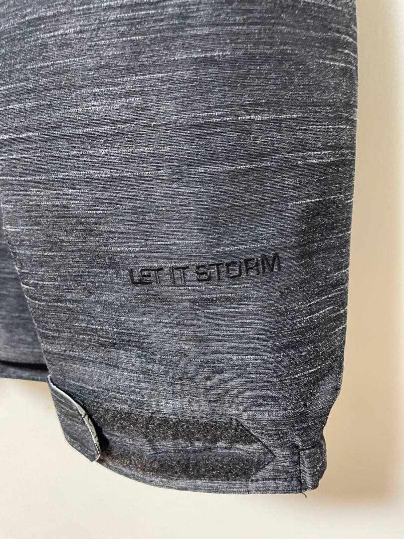 極美品VOLCOM グレーのスノーボードウェア（フード付き）L