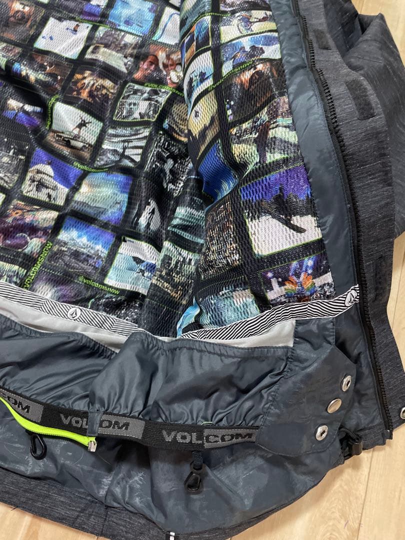 極美品VOLCOM グレーのスノーボードウェア（フード付き）L