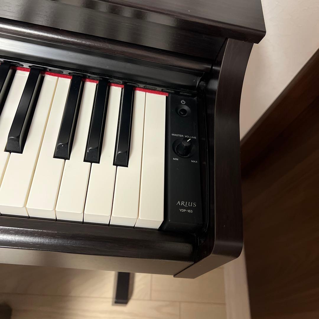 いず　ヤマハ　電子ピアノ YDP-163R 黒椅子付き