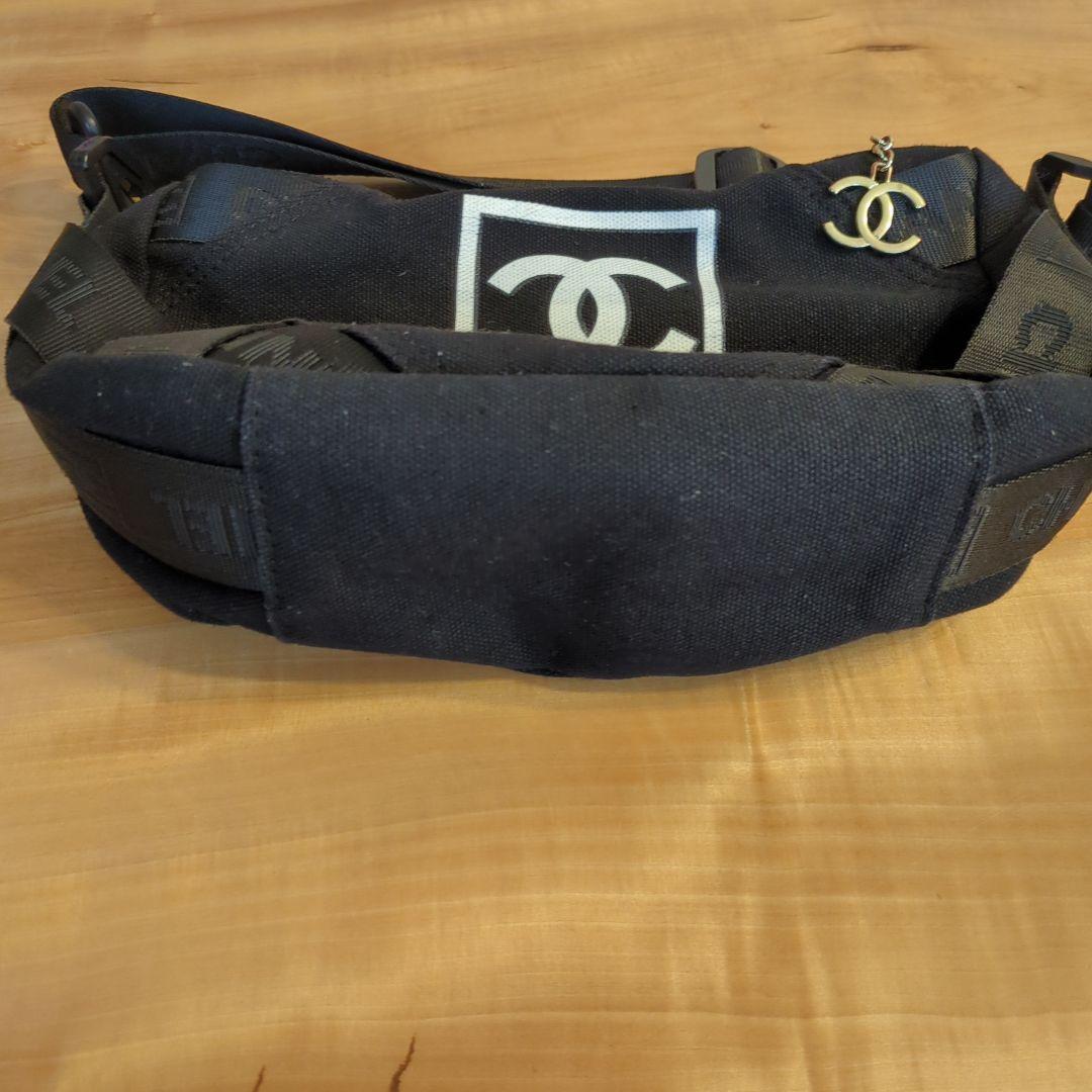 S*7様 CHANEL ロゴ入り ブラック ボディバッグ