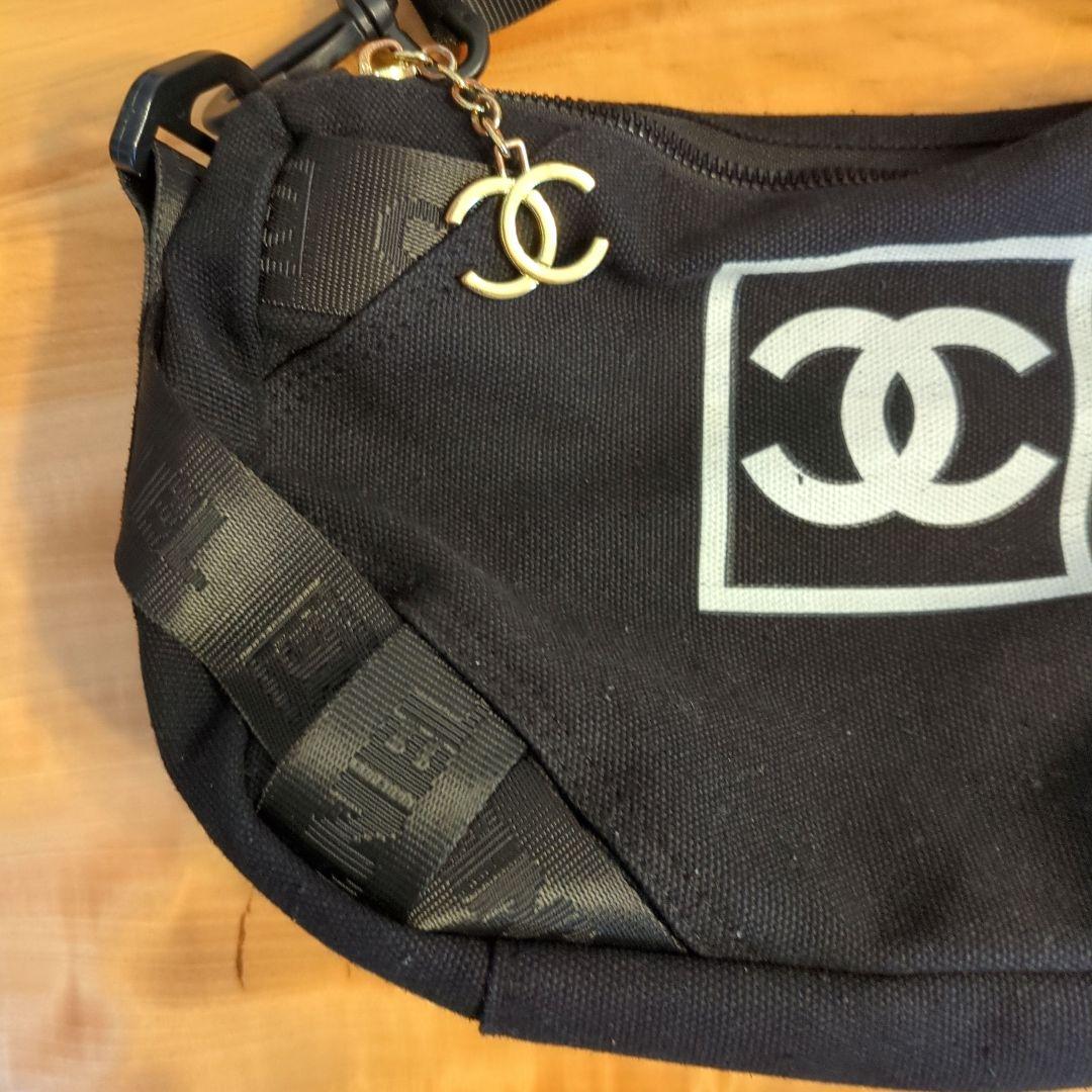 S*7様 CHANEL ロゴ入り ブラック ボディバッグ