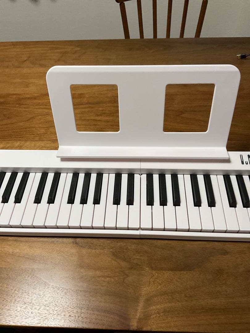 美品　電子ピアノ 61鍵盤 折り畳みホワイト