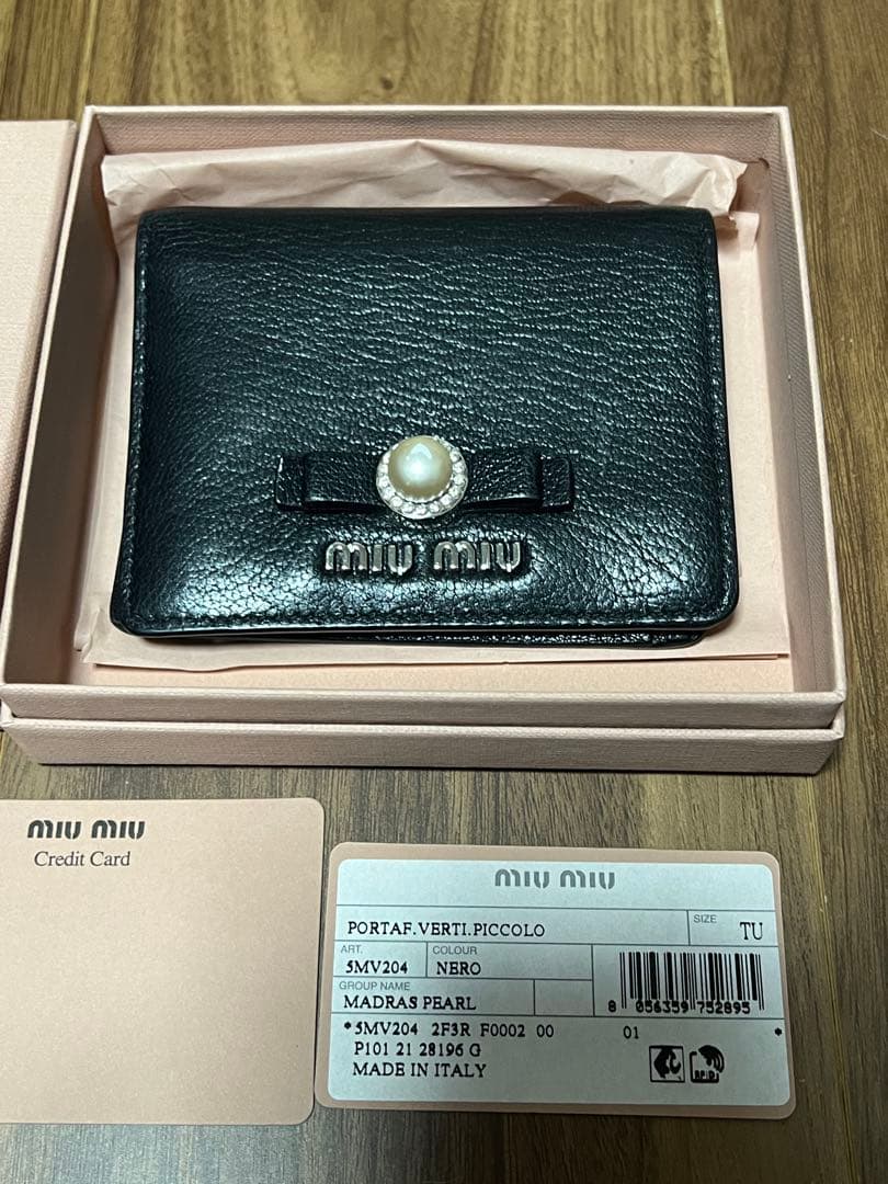 MIU MIU 二つ折り財布 黒　パールリボン　5MV204 2F3R