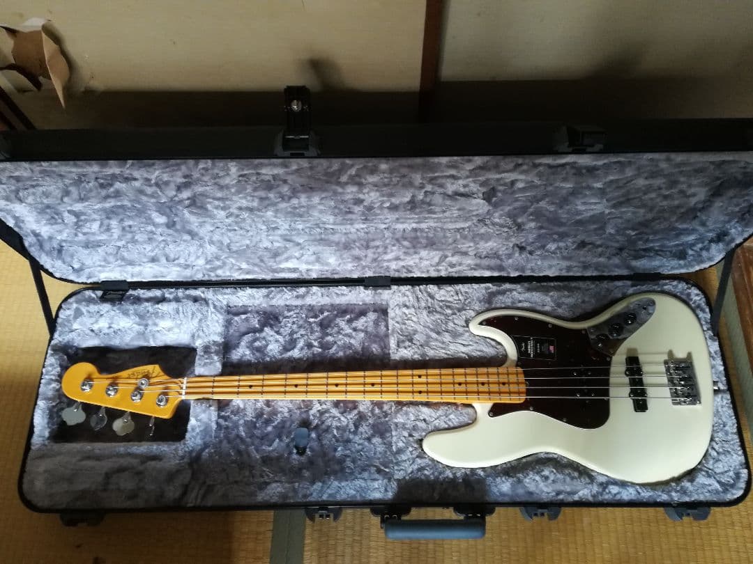 ベース American Professional II Jazz Bass