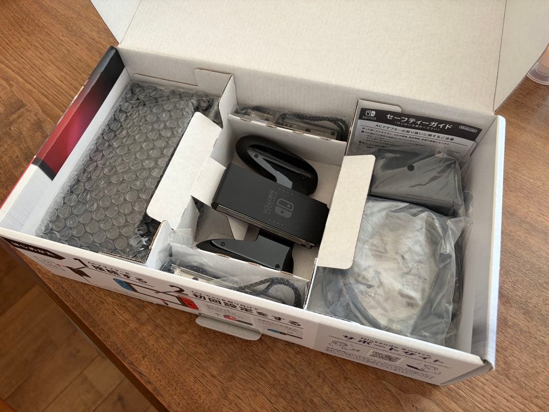 【豪華セット】Nintendo Switch 本体＋ジョイコン2台＋収納バッグ