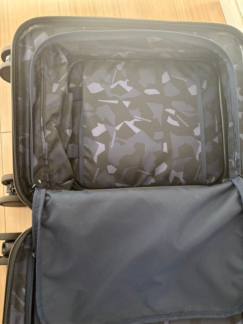 人気色　イノベーター キャリーバック　スーツケース 21L 機内持込OK 緑