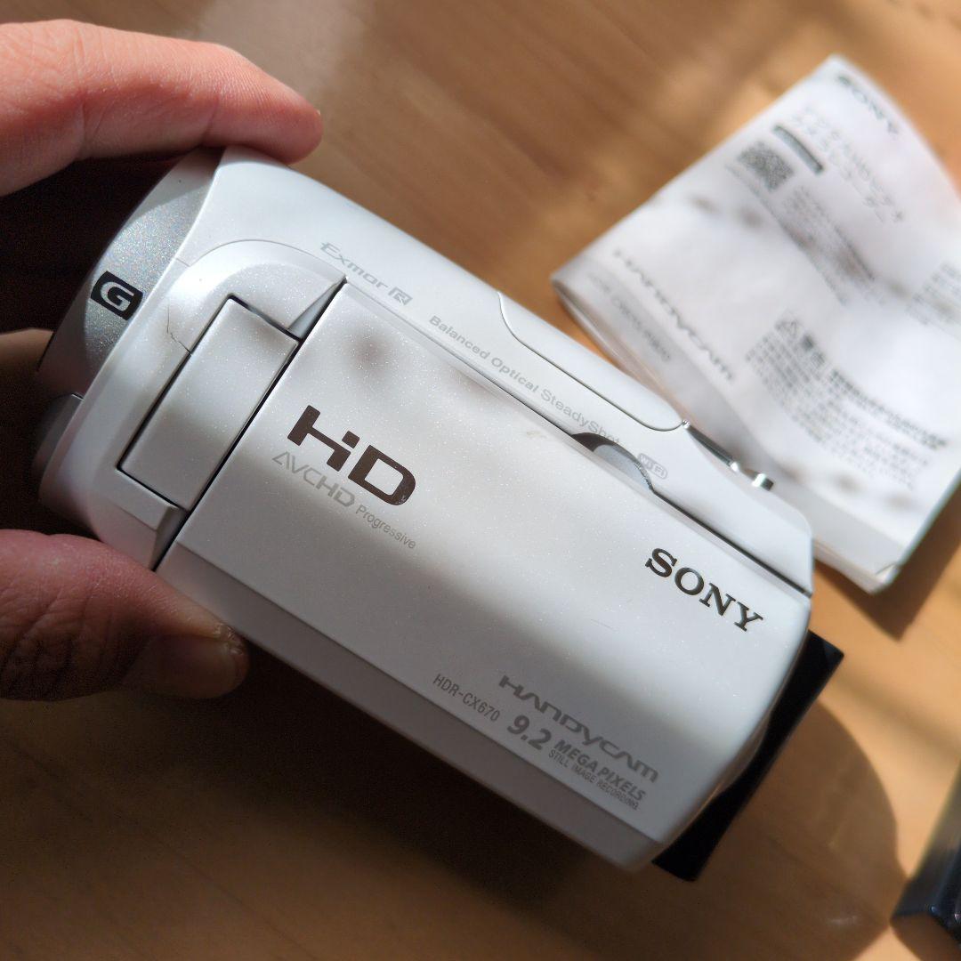 SONY HDR-CX670 ホワイト ビデオカメラ 本体　充電池２個付き卒業式
