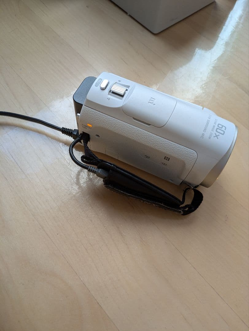 SONY HDR-CX670 ホワイト ビデオカメラ 本体　充電池２個付き卒業式