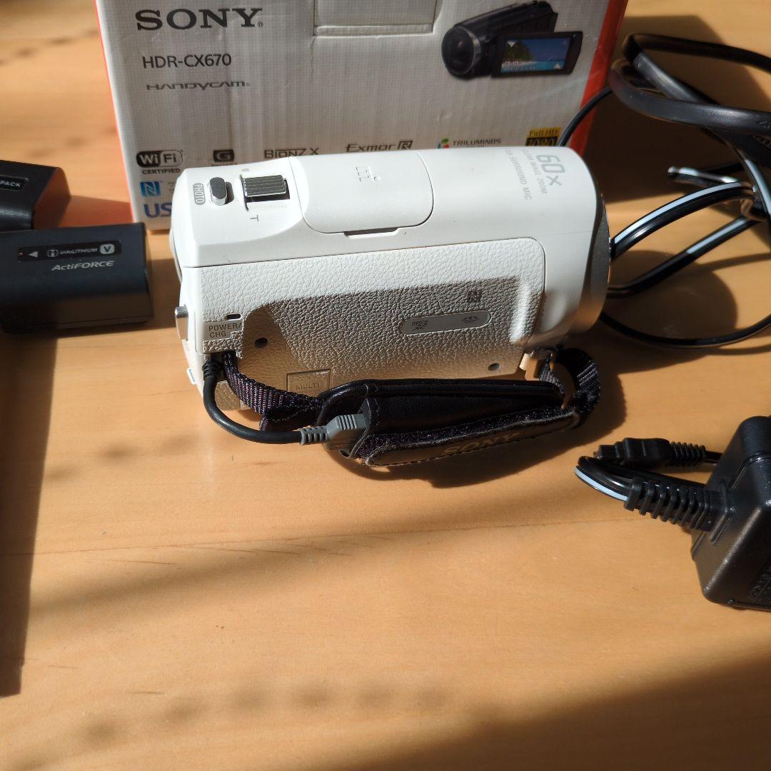SONY HDR-CX670 ホワイト ビデオカメラ 本体　充電池２個付き卒業式