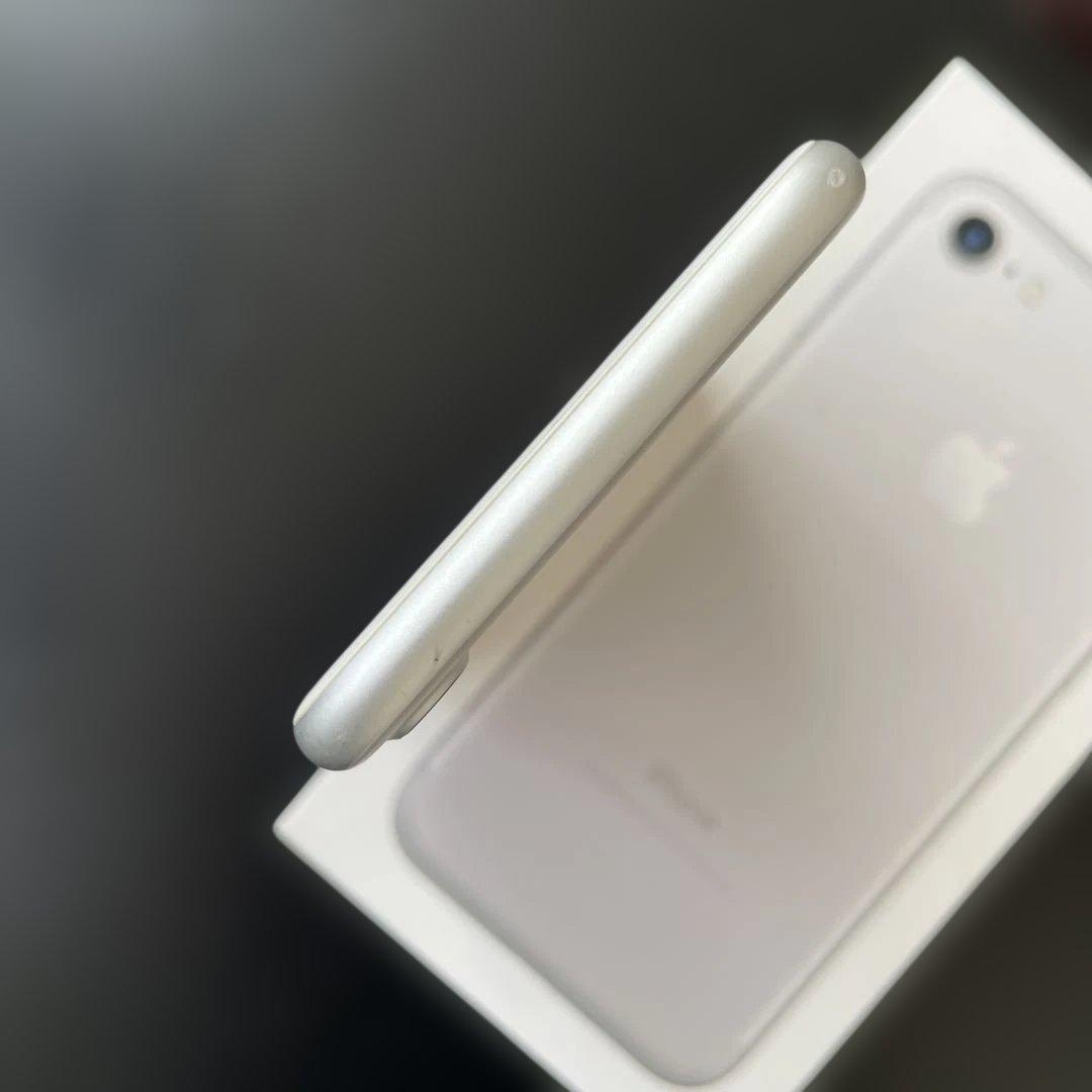 iPhone 7 32GB シルバー 本体 純正箱 充電器・イヤフォン付き