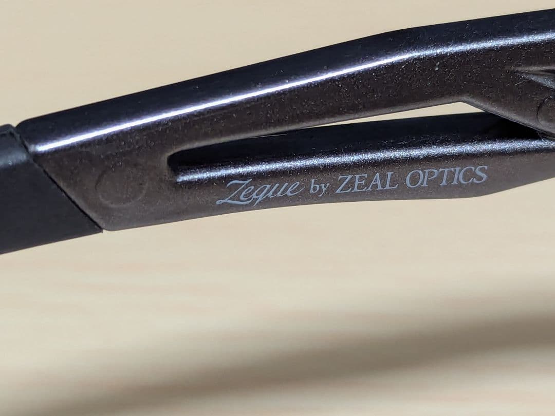 ZEQUE ゼクー 偏光サングラス　ステルス　イーズグリーン