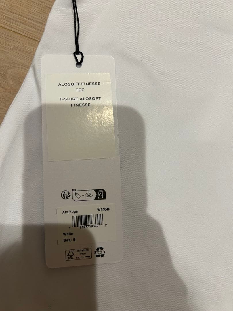 alo yoga Tシャツ