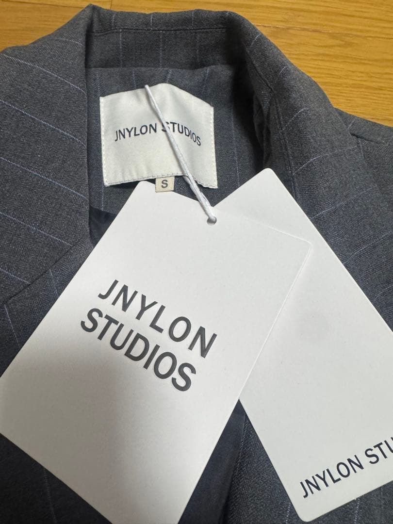 Jnylon Studios オーバー ストライプ テーラードジャケット グレー