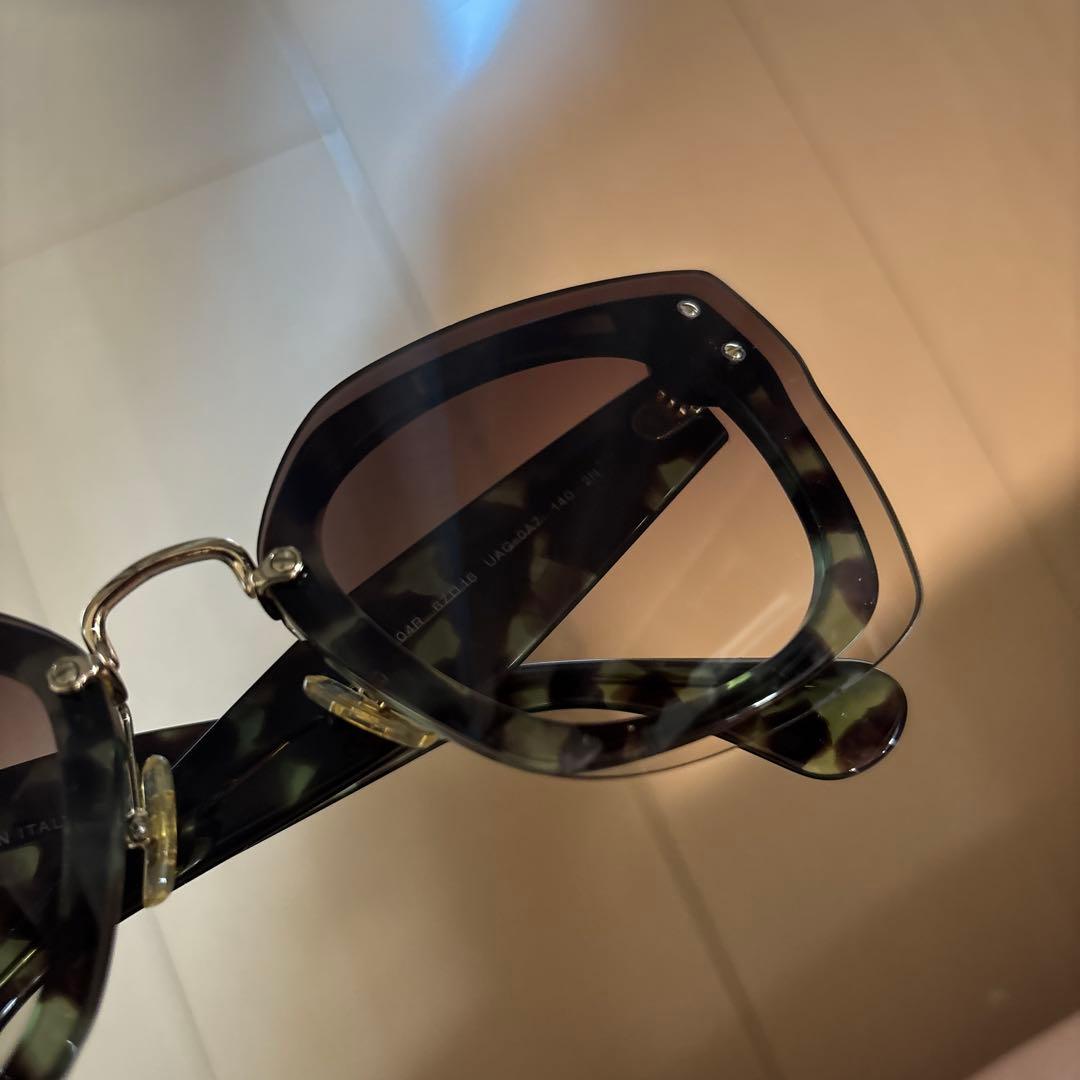 美品　MIU MIU サングラス リヴィール スクエア SMU04R