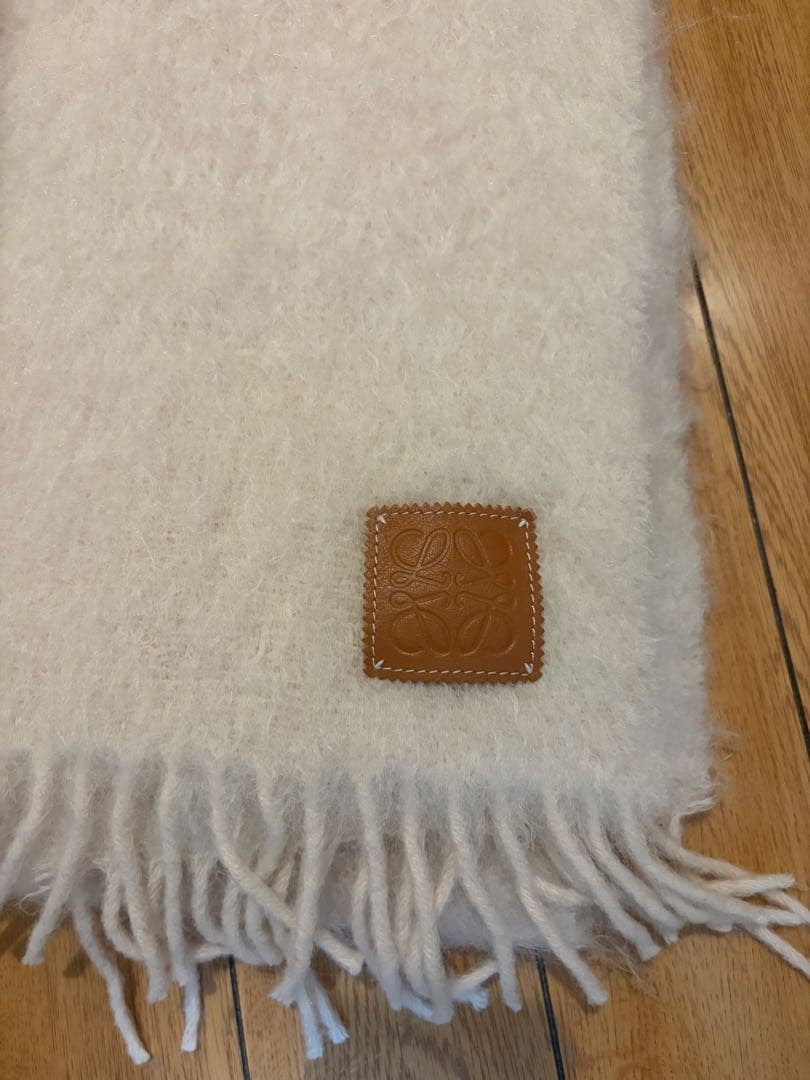 LOEWE ホワイト マフラー フリンジ付き