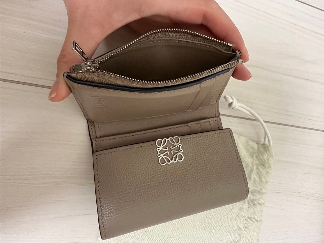 美品　LOEWE ベージュ 三つ折り財布