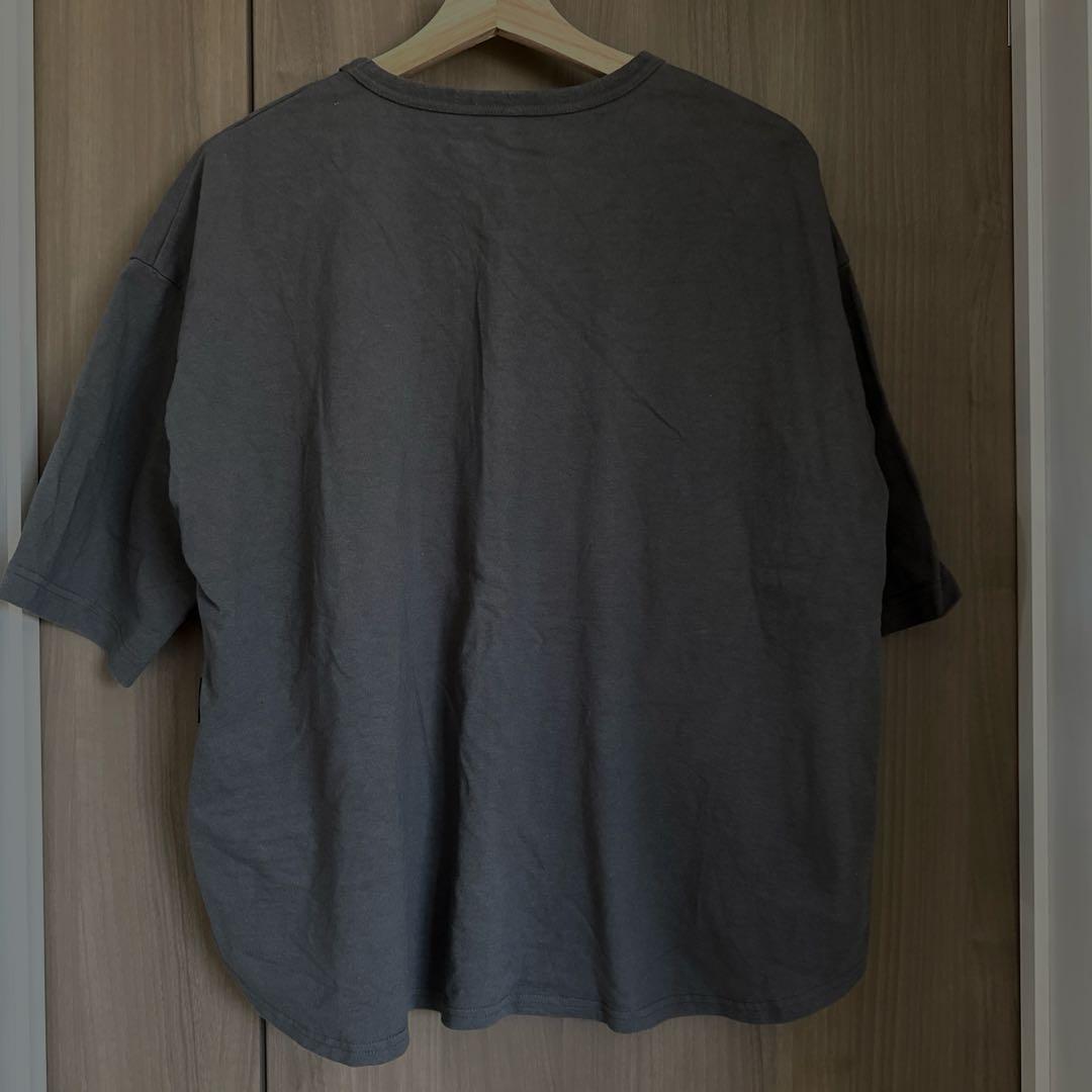 ネストローブ 刺繍入りTシャツ(チャコールグレーっぽい)