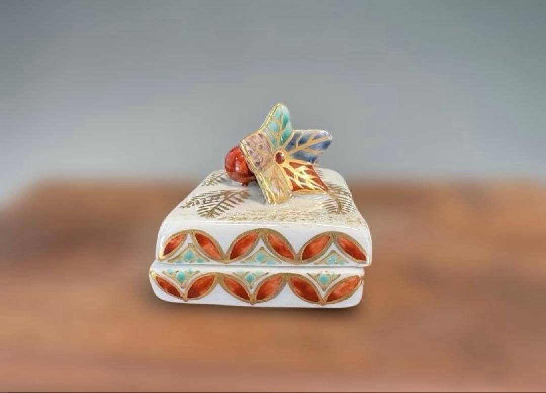 【中古品】高野昭阿弥造　色絵羽子板香合（共箱）