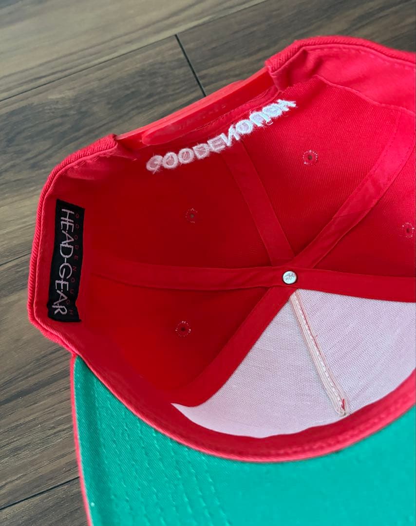 GOODENOUGH レッド ベースボールキャップ