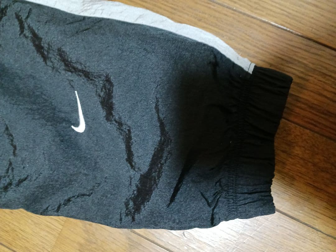NIKE　ナイロンパンツ　連ロゴ　刺繍ロゴ