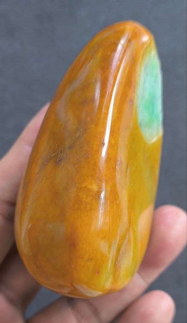 ミャンマー産本翡翠（ジェダイト）の原石（369ｇ）