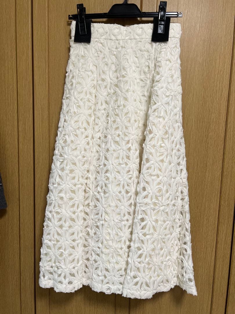 【新品】アプワイザーリッシェ　リボン刺繍ミディスカート
