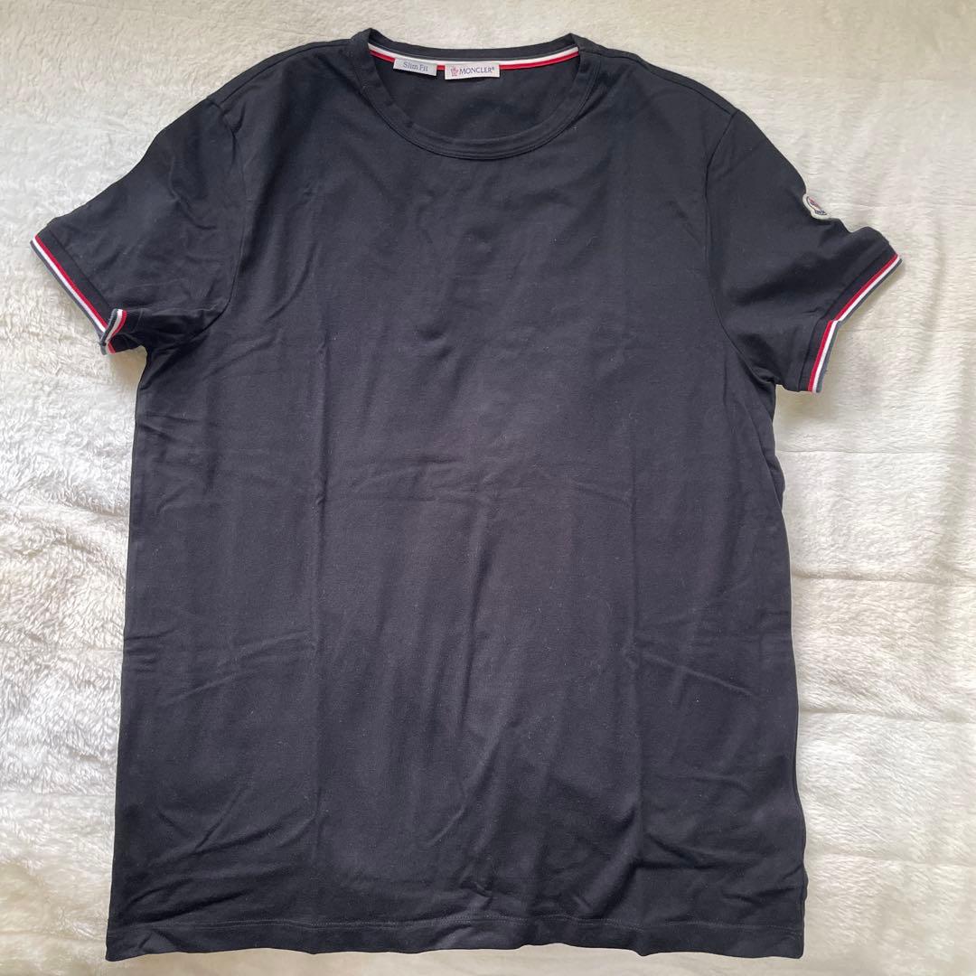 黒のラウンドネックTシャツ