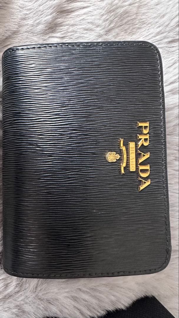 PRADA 二つ折り財布 サフィアーノレザー　黒