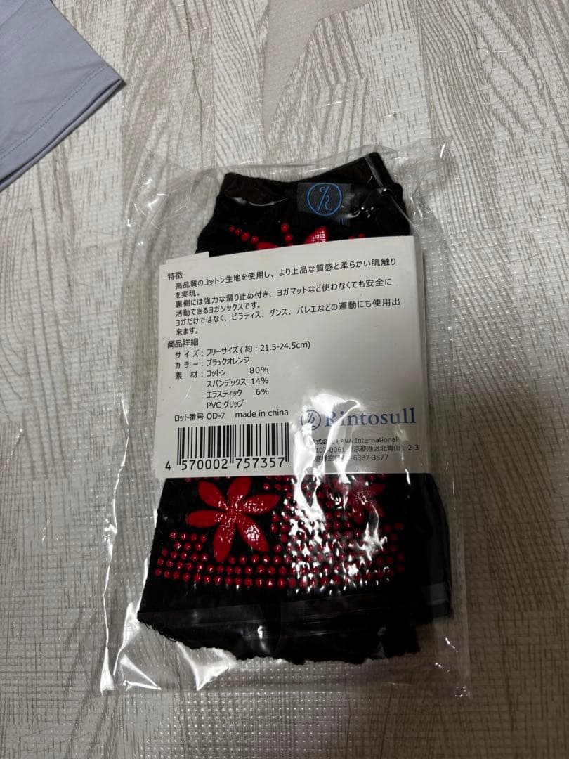 リントスル　カップ付きギャザークロス　ロングスリーブトップス　Mサイズ　靴下