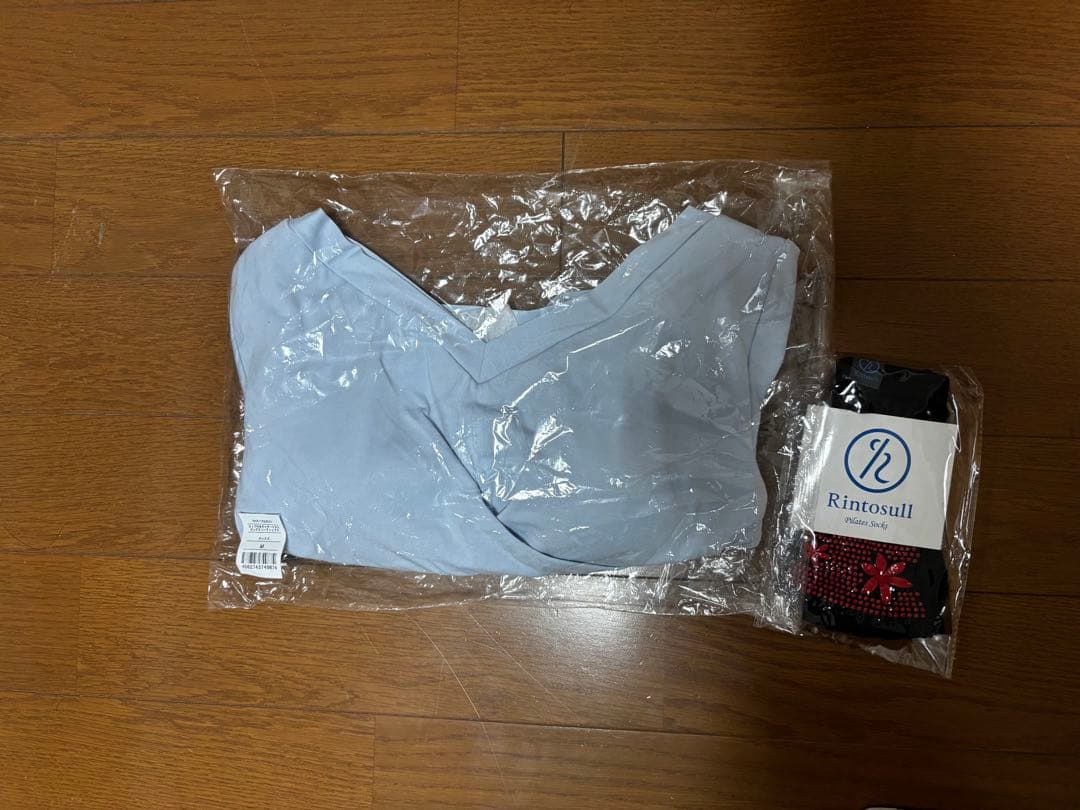 リントスル　カップ付きギャザークロス　ロングスリーブトップス　Mサイズ　靴下