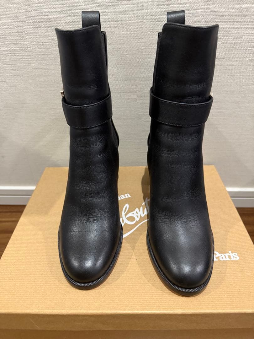 SALE中‼️クリスチャンルブタン　レザー ブラック ショートブーツ バックル付き