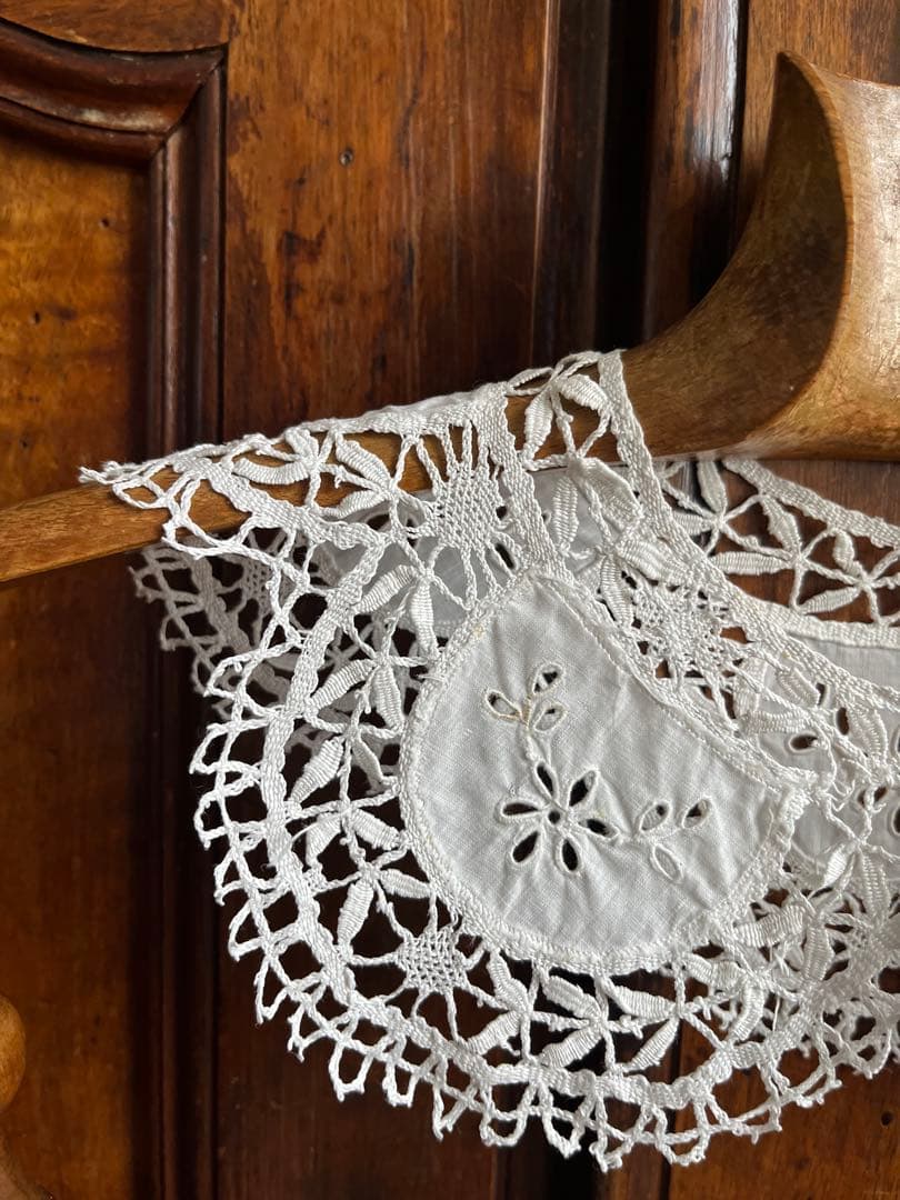 ◆フランスアンティーク｜手編みボビンレース付け襟素材、手作り白糸刺繍、透け感白