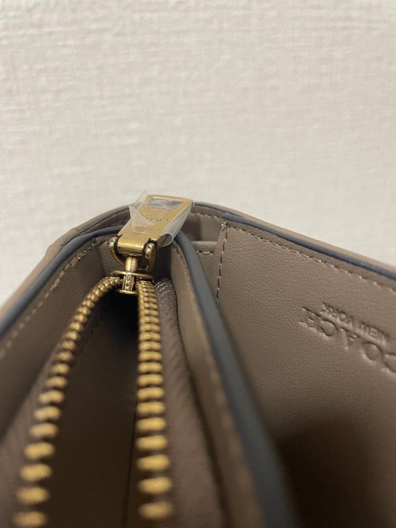 コーチ　レディース　折財布　グレー　小銭入れあり　新品　未使用