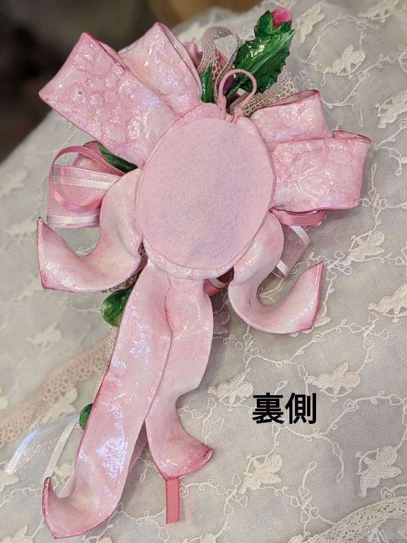 【strawberry】クレイフラワー♡ロココ調リボン台の薔薇の壁掛け