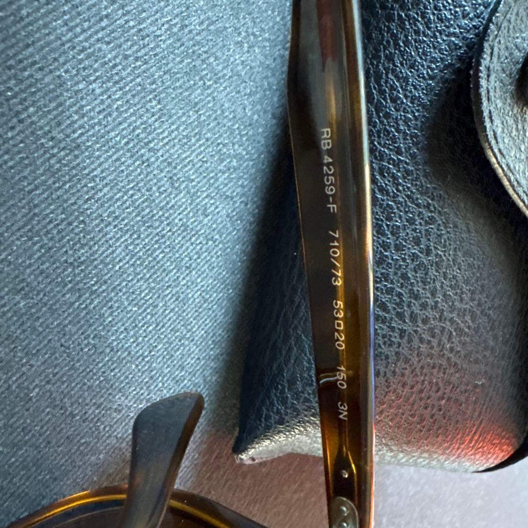 Ray-Ban RB4259F ブラウンサングラス