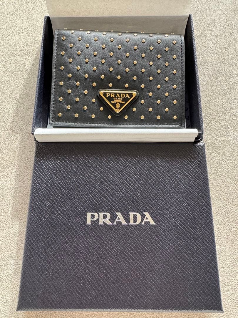 【新品、未使用】PRADA スタッズ ブラック 二つ折り財布