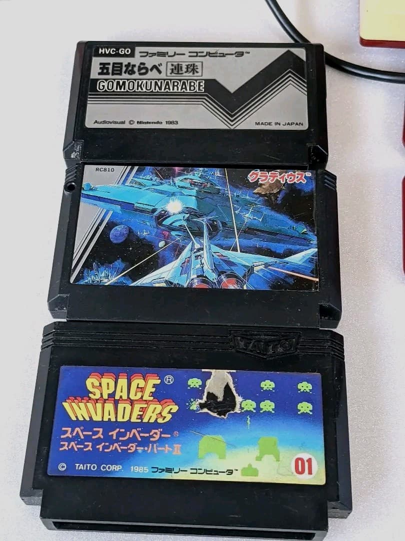 任天堂　初代ファミコン本体＋カセット３つセット　取扱説明書・アダプター付