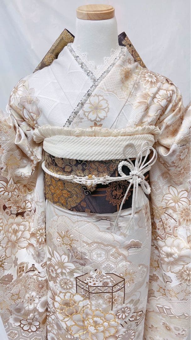 クリーム色と金色の花柄 振袖　成人式 振袖7点セット　 長襦袢付き