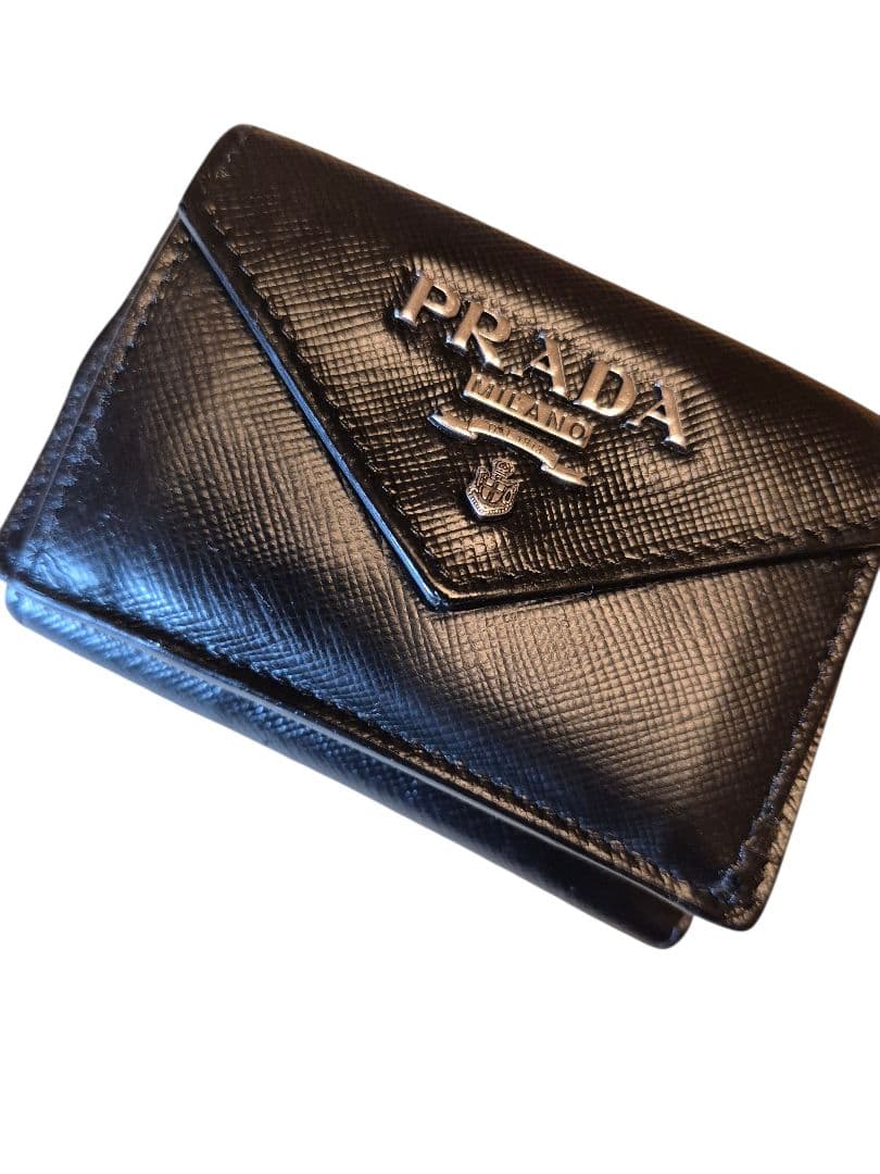 ＰＲＡＤＡ　プラダ　サフィアーノ　三つ折り財布 v