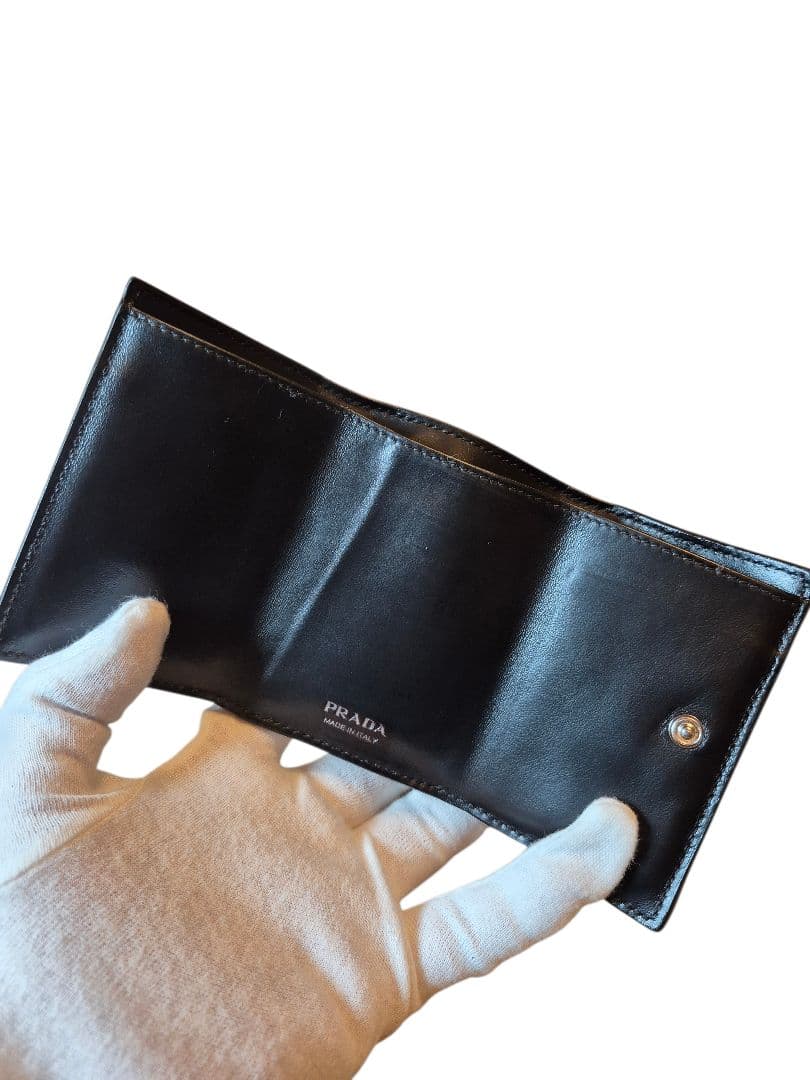 ＰＲＡＤＡ　プラダ　サフィアーノ　三つ折り財布 v