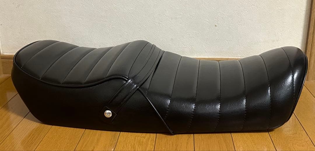 ゼファー750用タックロールシート タンデムベルト、金具つき 新品同様