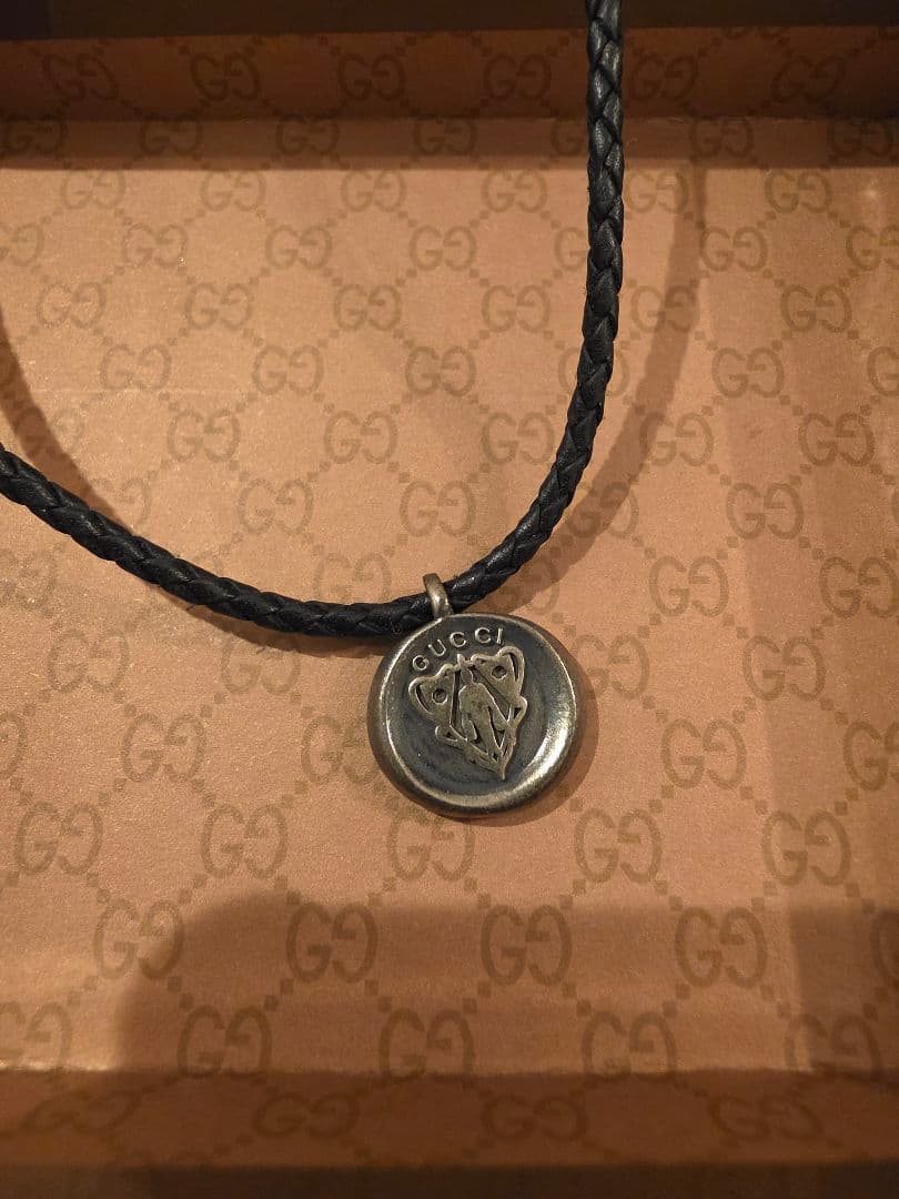 GUCCI ブラックレザーネックレス グッチ メダル型