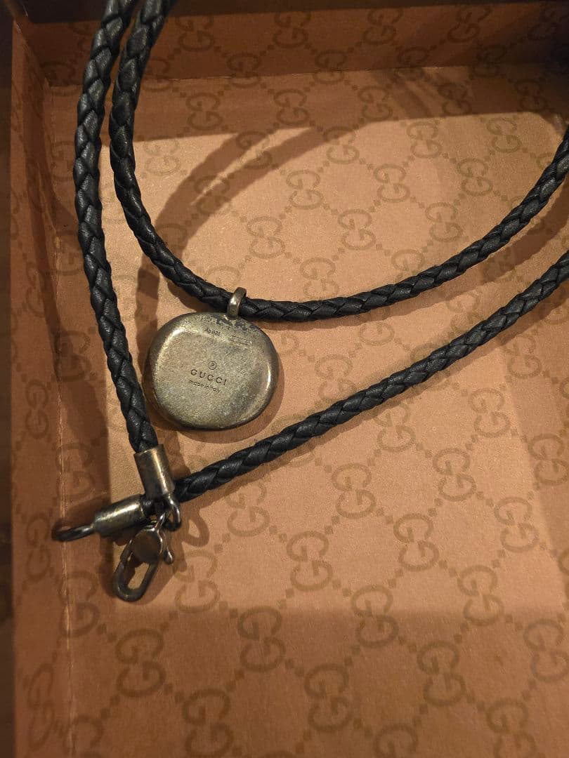 GUCCI ブラックレザーネックレス グッチ メダル型
